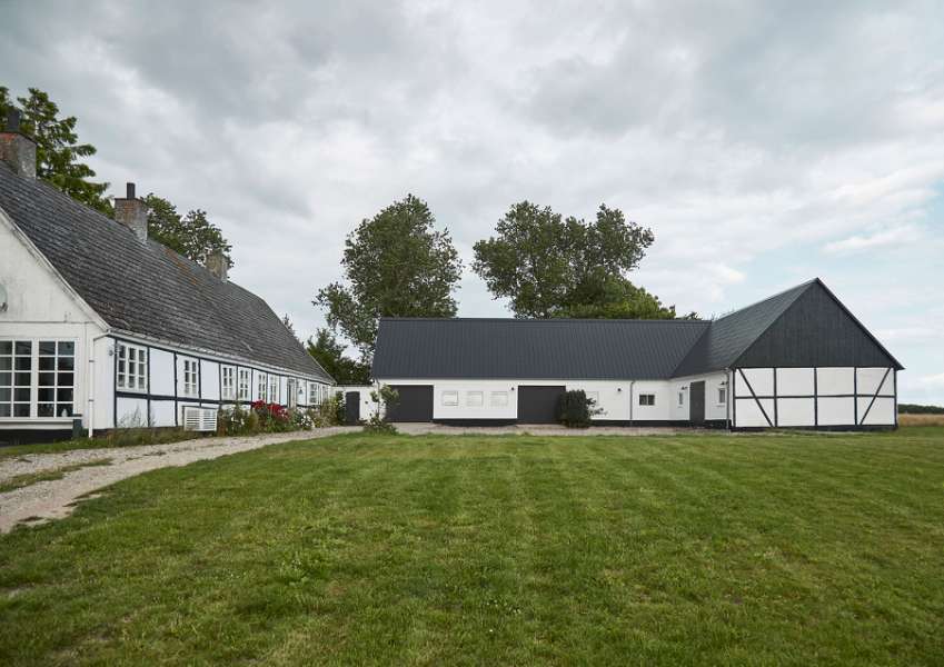 Bindingsværksgård ”tækket” med stålprofiler, Sneserevej 69, 4733 Tappernøje